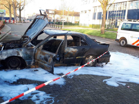 Auto uitgebrand aan het Reviusplein