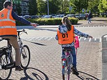 Wethouder Voskamp fietst mee met verkeersexamen