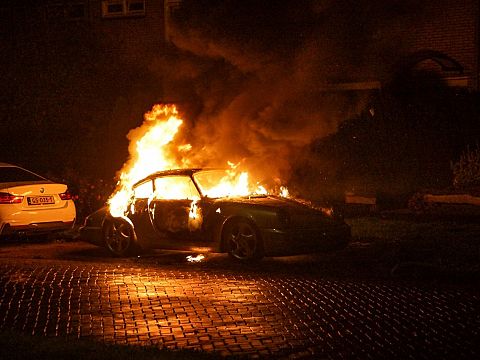 Porsche volledig uitgebrand aan de Lijsterlaan