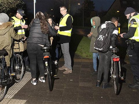 Boetes uitgedeeld bij fietsverlichtingscontrole Rozenlaan Maassluis