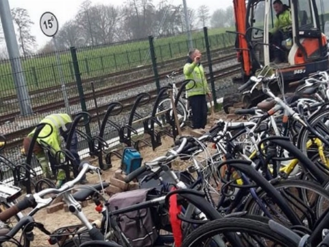 Extra fietsenrekken geplaatst bij station Steendijkpolder