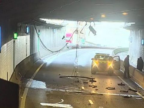 Schade aan Beneluxtunnel na aanrijding te hoge vrachtwagen