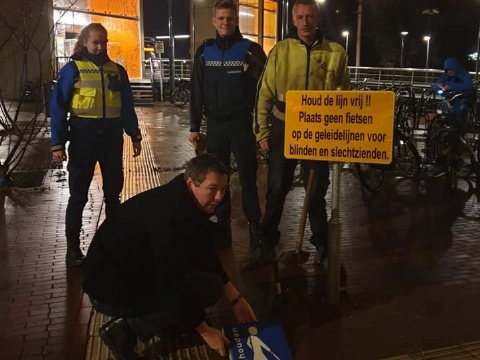 Wethouder plaatst stoeptegel voor vrijhouden geleidelijn