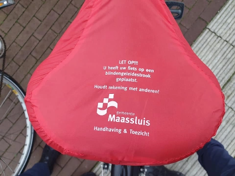 Handhaving haalt fietsen van geleidestrook