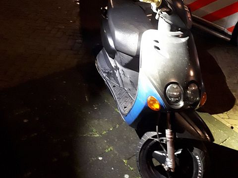 Politie zoekt eigenaar van scooter zonder kentekenplaat