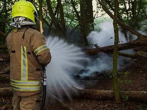 Brand door kampvuur in Boonerlucht Maassluis