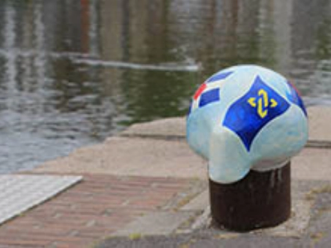 Kunstenaars maken van bolders kunststukjes