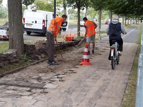Gemeente pakt losliggende tegels fietspaden aan