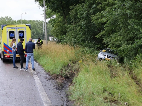 Auto rijdt in berm langs oprit A20