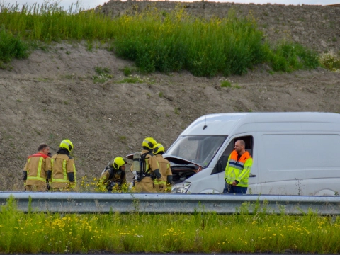 Brandweer rukt uit voor rokende auto op A20