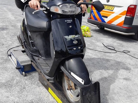 Veertien bonnen uitgeschreven bij bromfietscontrole
