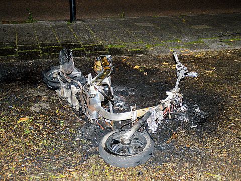 Scooter verwoest door brand, vermoedelijk brandstichting