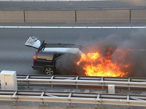 Auto vliegt in brand bij Beneluxtunnel