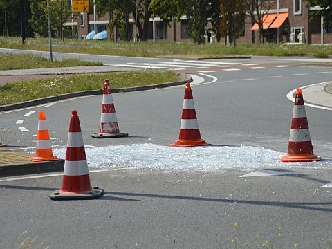 Vrachtwagen verliest meerdere glasplaten op rotonde