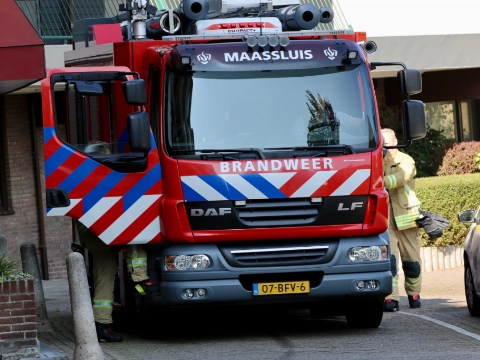 Bewoner hulpeloos op de grond, brandweer breekt deur open