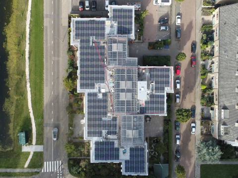 300 zonnepanelen op appartementencomplex Korhoenlaan