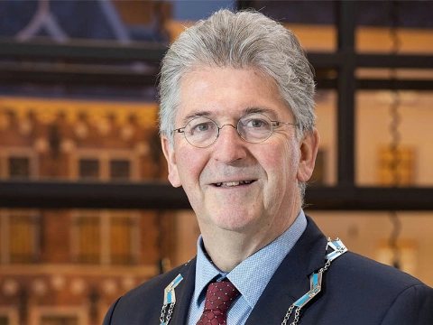 Burgemeester Haan: &lsquo;Doe hem op dat mondkapje&rsquo;