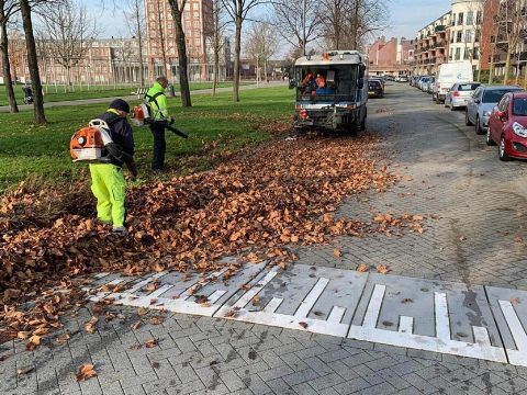 Stadsbedrijf ruimt bladafval op