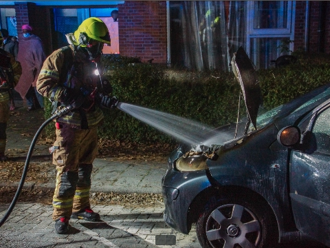 Vuurwerk zet auto in de fik