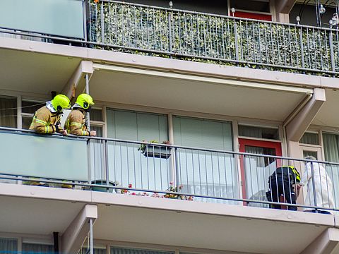 Politie en brandweer redden buitengesloten vrouw van balkon