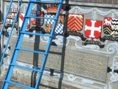 Historische gedenksteen Monstersche Sluis krijgt opknapbeurt