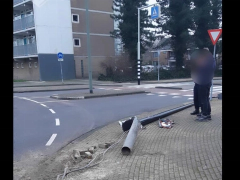 Vrachtwagen rijdt lantaarnpaal omver