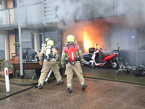 Uitslaande brand in flatwoning Peter van Anrooylaan