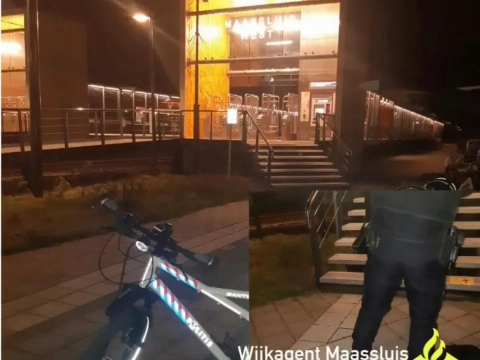 Politie fouilleert bij metrostation Maassluis West