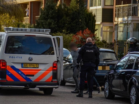 Politie valt woning aan Lijsterlaan binnen
