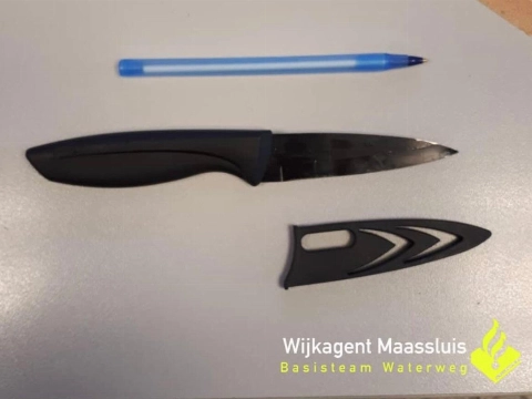 Betrapte winkeldief draagt mes bij zich
