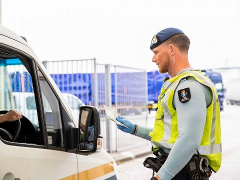 Verdachte van mensensmokkel aangehouden door Marechaussee