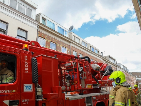 Schotelantenne valt bijna van dak door harde wind