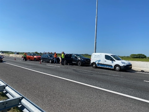 Lange file door kettingbotsing op de A20