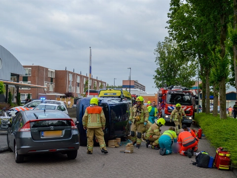 Vrouw gewond na botsing tegen geparkeerde auto