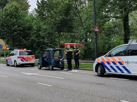Politie haalt invalidenkarretje van de snelweg