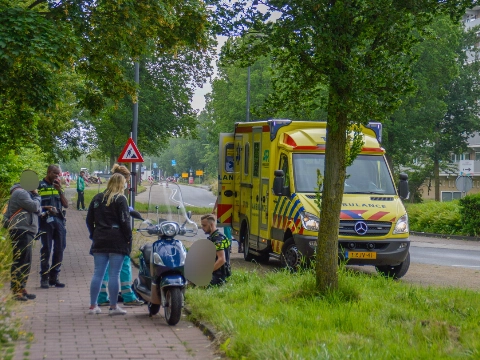 Vrouw gewond na val met scooter