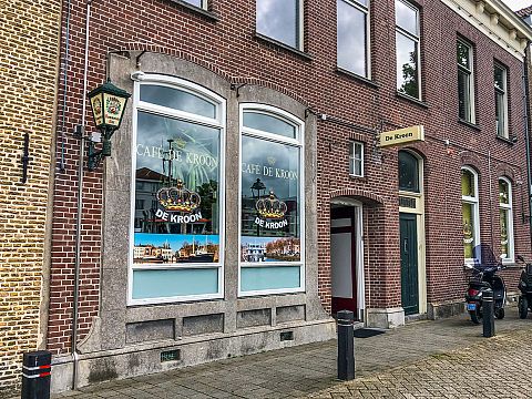 Politie valt café in Maassluis binnen