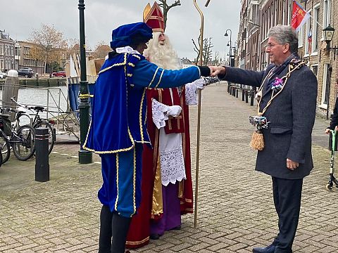 Burgemeester opent het Sinterklaashuis