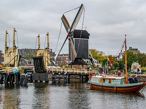 Burgemeester Haan bezoekt Leiden per trekschuit