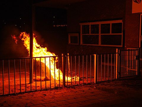 Prullenbak op schoolplein in brand gestoken