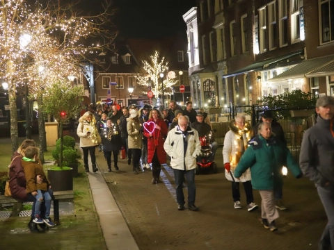 Geen fakkeloptocht maar lampjestocht