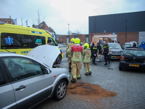 Automobilist rijdt tegen snackbarwagen en geparkeerde auto&rsquo;s
