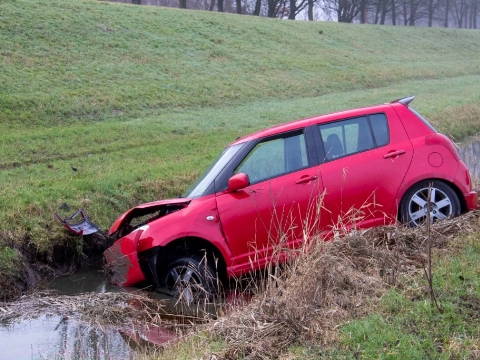 Inschattingsfoutje: automobilist belandt in sloot