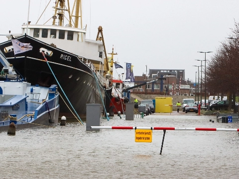 Water op de kades in Maassluis