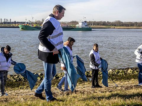 Vluchtelingen vinden hun weg in Maassluis