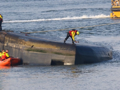 Politie zoekt getuigen van kapseizen binnenvaartschip