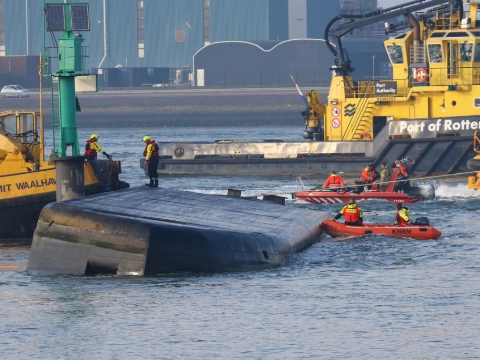 Schip gekapseisd op Nieuwe Waterweg