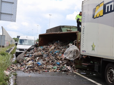 Vrachtwagen met afval gekanteld, A20 hele middag dicht