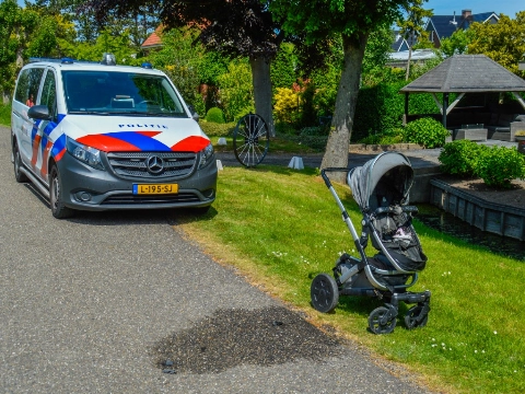 Kinderwagen rolt het water in na aanrijding Weverskade