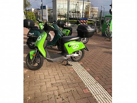 ‘Foutgeparkeerde deelscooters zorgen voor veel overlast’